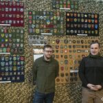 Стів Андре і заступник директора Національного військово-історичного музею України Юрій Білоус під час відкриття виставки нарукавних знаків з колекції американського волонтера та добровольця Стіва Андре у Національному військово-історичному музеї України.