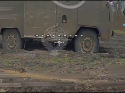 Транспорт перетворюється на брухт: наші пілоти показали добірку ударів по російській техніці  