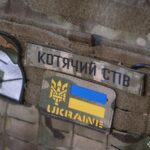 На фото — фрагмент виставки колекції нарукавних знаків американського добровольця Стіва Андре, представленої у Національний військово-історичний музей України. На стендах розміщені десятки шевронів і патчів різних підрозділів, акуратно згрупованих та закріплених на камуфльованому тлі.