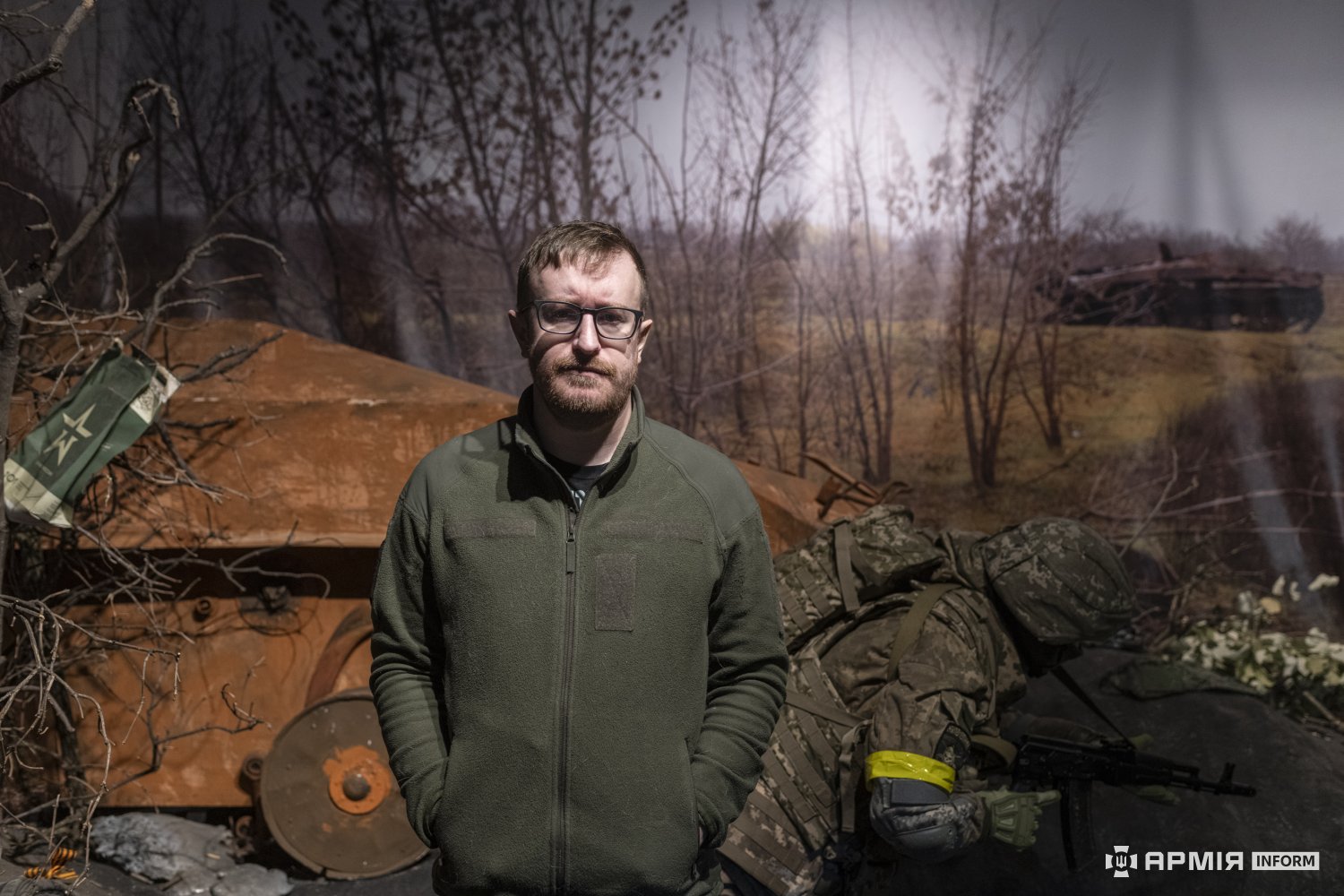 Стів Андре, американський волонтер і доброволець, у Національному військово-історичному музеї України під час відкриття виставки нарукавних знаків із зібраної ним колекції.