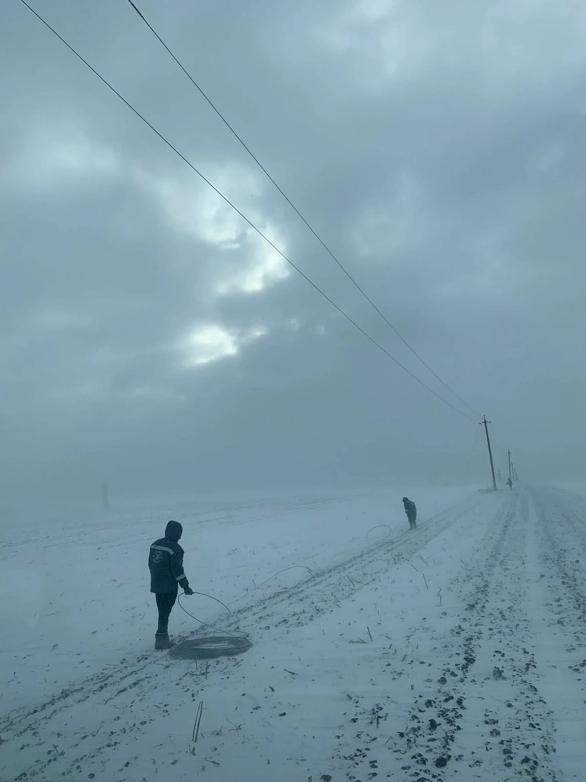 Ремонтні роботи з відновлення електропостачання у Тернопільській області / фото: АТ «Тернопільобленерго»