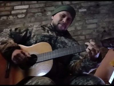 Промінчики кохання посеред жахіть війни: морпіх зіграв для коханої на знайденій у покинутій будівлі гітарі  