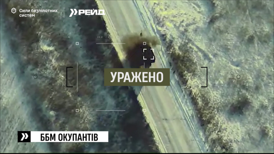 Бронемашина отримала в лоб — російська ББМ була уражена на дорозі  