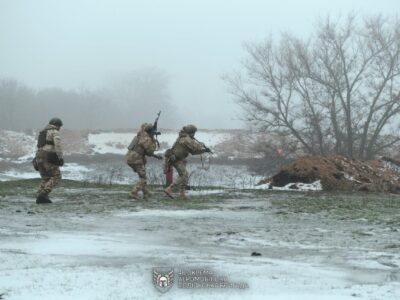 У «їжаків» знайшли прогалини, трали відірвало вибухами: десантники відбили ворожий штурм на Покровському напрямку  