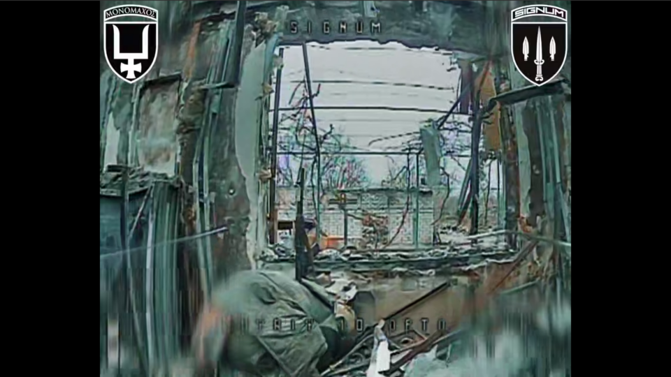 Хотів врятуватися у позі ембріона — ще один окупант-винахідник отримав останні фото від дрона  