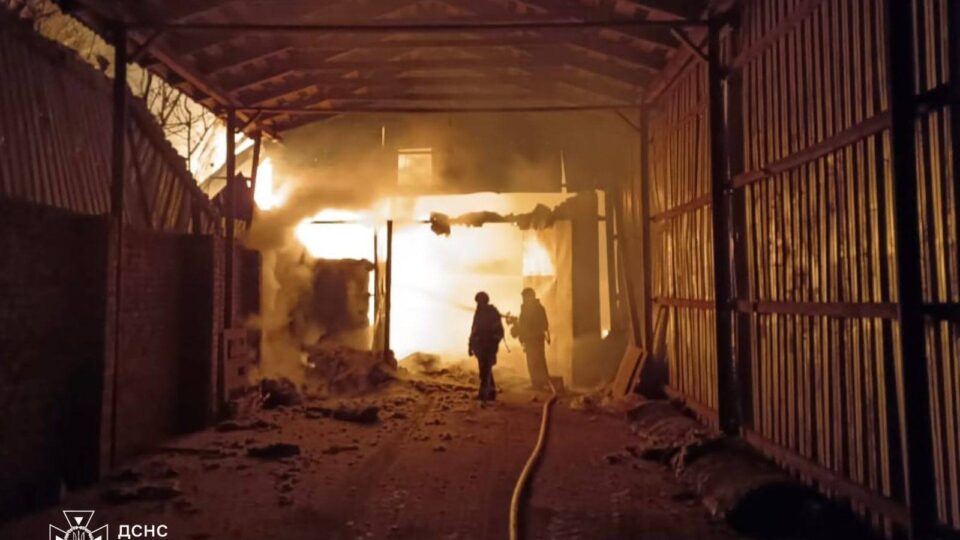 На Чернігівщині росіяни вдарили по ангару з картоплею, пошкоджена сільгосптехніка  