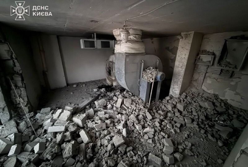 У Києві уламки російського БПЛА влучили у 15-поверховий житловий будинок  