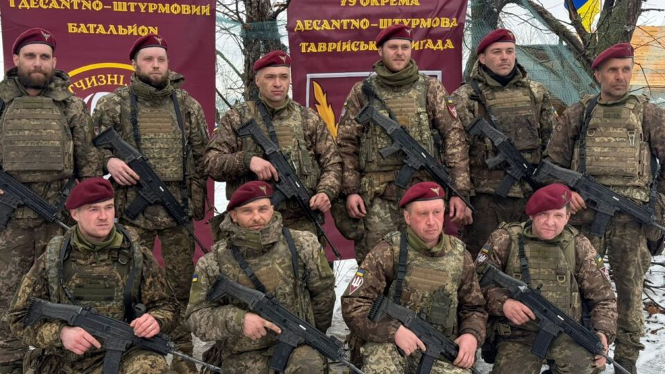 Символ воїнської честі: у Десантно-штурмових військах вручили марунові берети  
