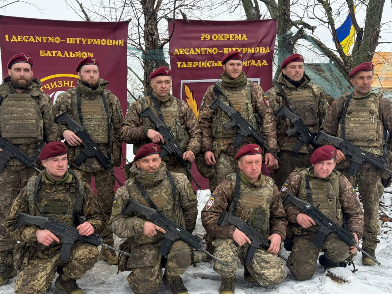 Десантники після отримання марунових беретів