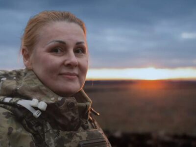 Вивезла дітей і пішла служити: як Олександра з позивним «Бортник» стала пілотесою  