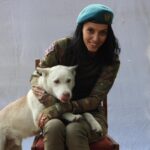 Операторка важкого бомбера Nemesis «Зойць» у цивільному житті. Позивний, робота і відповідальність залишаються, але поза пунктом управління вона залишається звичайною людиною.