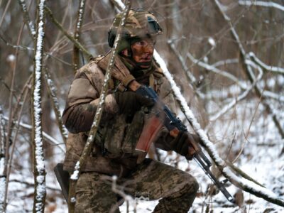 «Заїжджають на пікапах обрізаних» — росіяни продовжують практику пропагандистських «флаговтиків»  