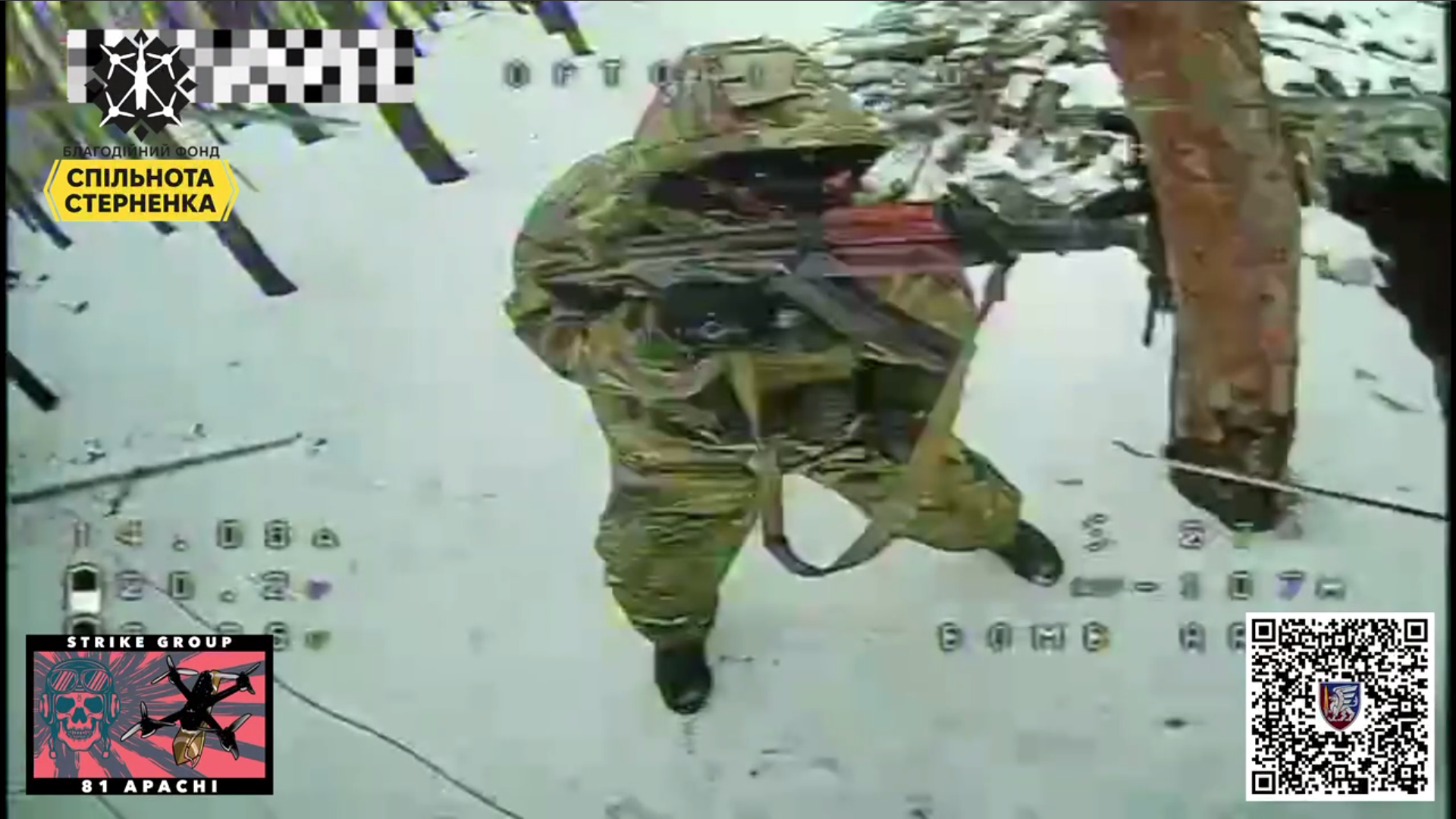 Ворожий штурмовик ховається за автоматом