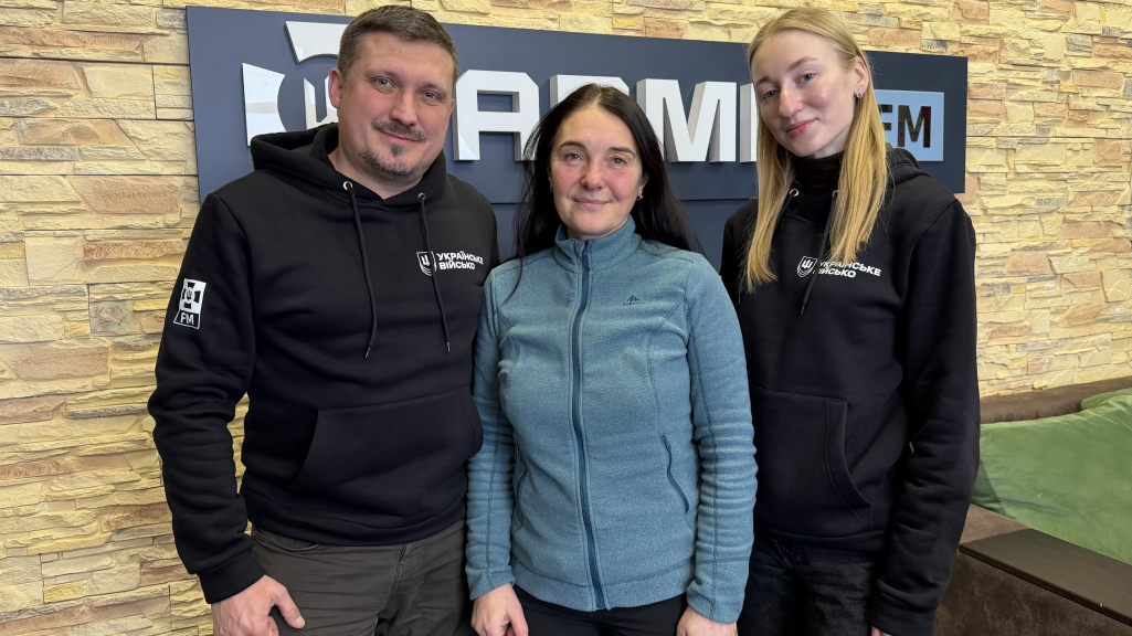 Ганна Бураго в оточенні жруналістів АрміяFM