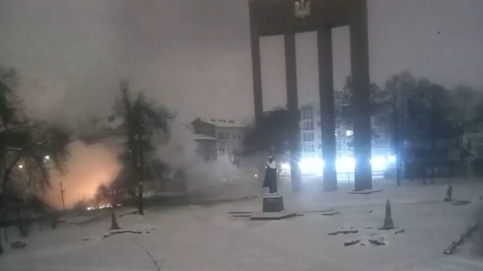 У Львові російський дрон влучив у дитячий майданчик біля пам’ятника Степану Бандері  