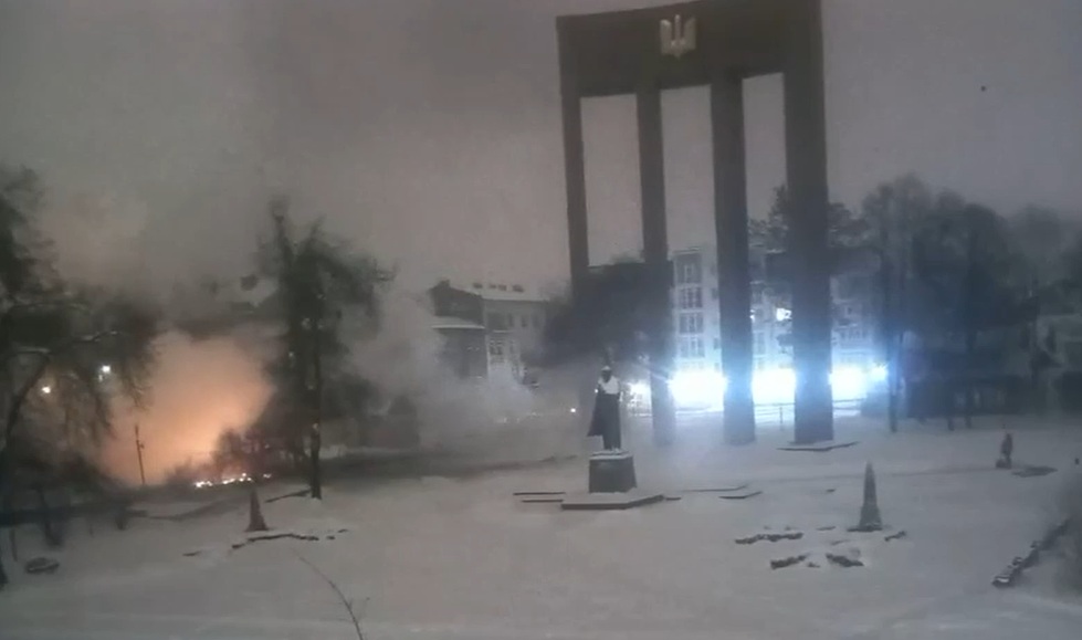 У Львові російський дрон влучив у дитячий майданчик біля пам’ятника Степану Бандері