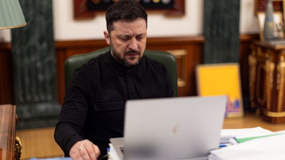 Президент доручив урядовцям переглянути правила комендантської години для певних міст   