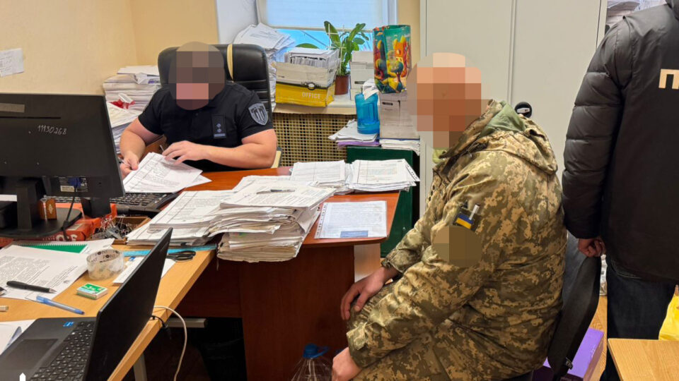 На Чернігівщині викрили привласнення тисяч літрів пального у військовій частині  