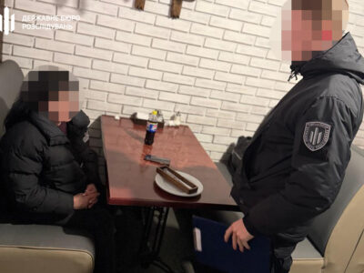 Вимагала гроші з пораненого захисника: на Дніпровщині затримали чиновницю  