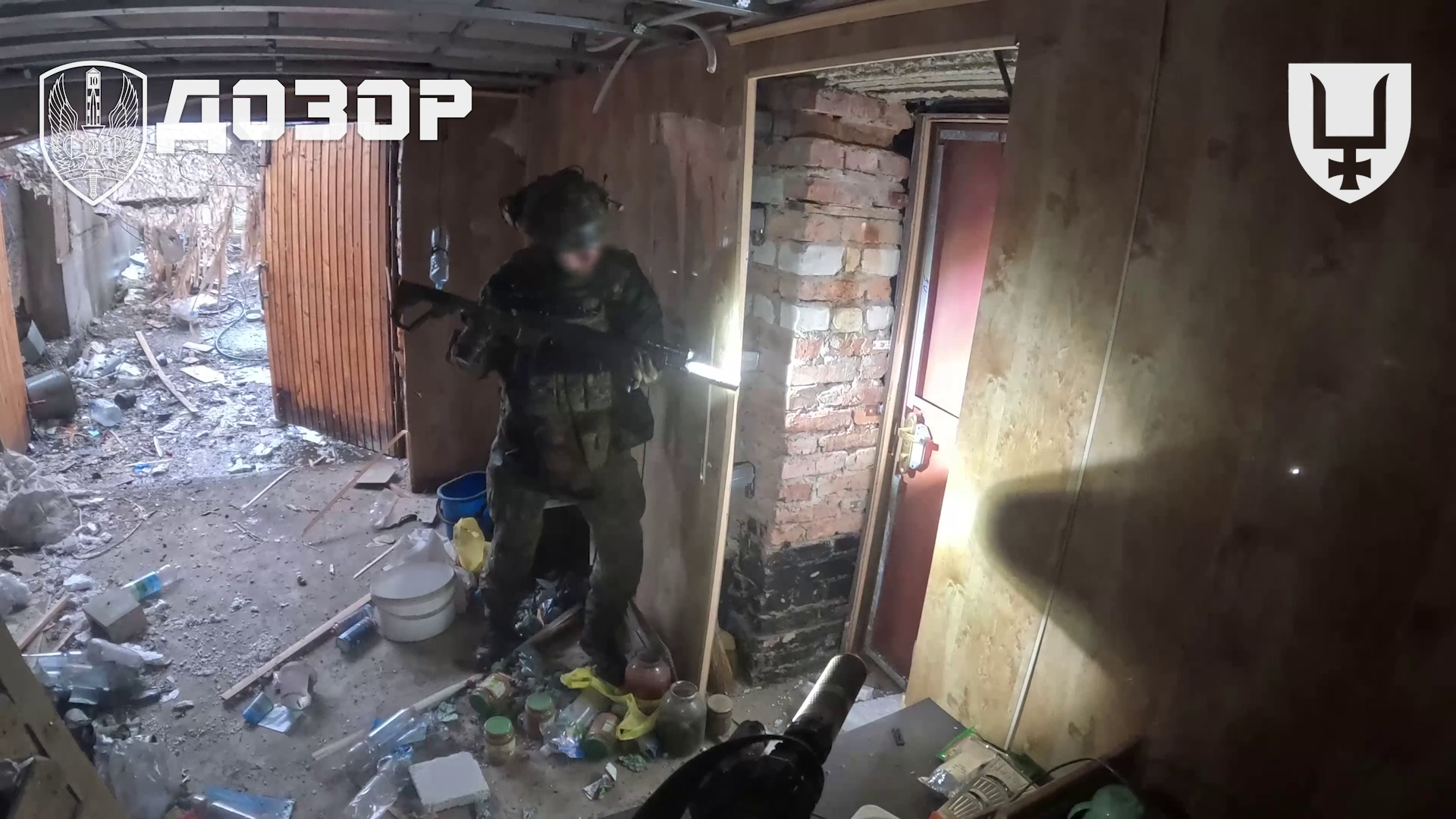 Озброєний чоловік у будівлі