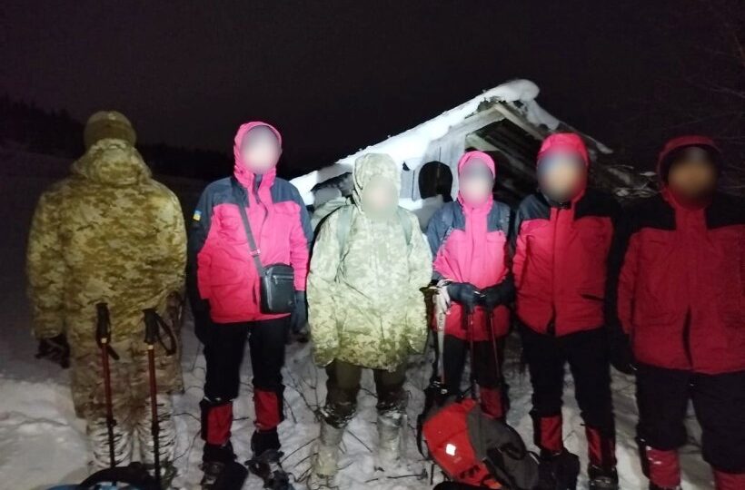 Лежав на снігу та замерзав: у Карпатах знайшли ухилянта, який 5 днів блукав у горах  