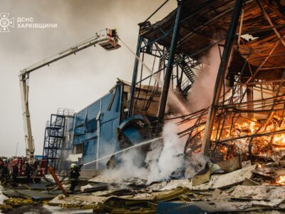 Ворог вдарив ракетою по передмістю Харкова: виникла масштабна пожежа  