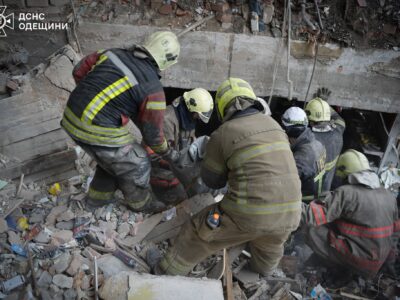 В Одесі вже троє загиблих: у руїнах ураженого росіянами будинку знайшли тіло жінки  