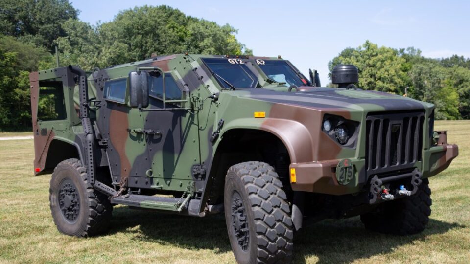 Увібрав понад 250 інженерних змін: у США представлена серійна версія легкого тактичного бронеавтомобіля, що має замінити Humvee  