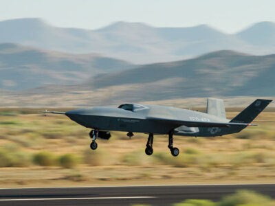 Потенційно революційний: Повітряні сили США підняли в небо новітній дрон-винищувач  