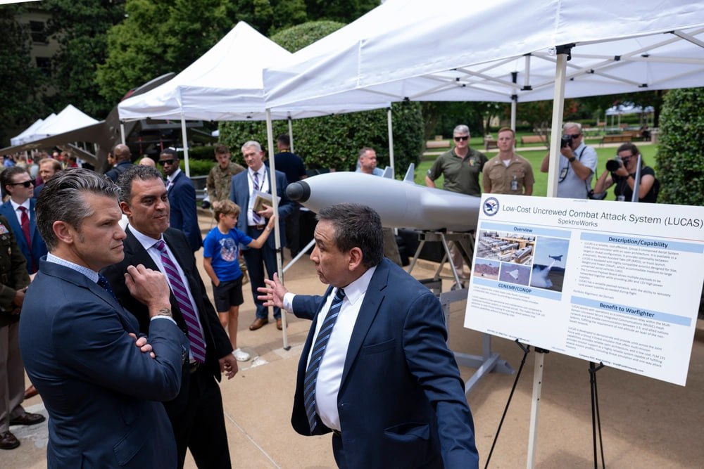 Представники фірми SpektreWorks демонструють свій БПЛА LUCAS міністру оборони США Піту Хегсету. Фото: US DoD