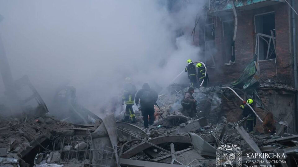 Під завалами можуть бути люди — ворог завдав два удари балістикою по п’ятиповерхівці у Харкові  