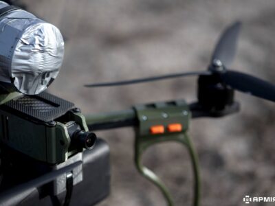 Голими руками: боєць «Форпосту» знешкодив ворожий FPV, розірвавши його оптоволоконний кабель  