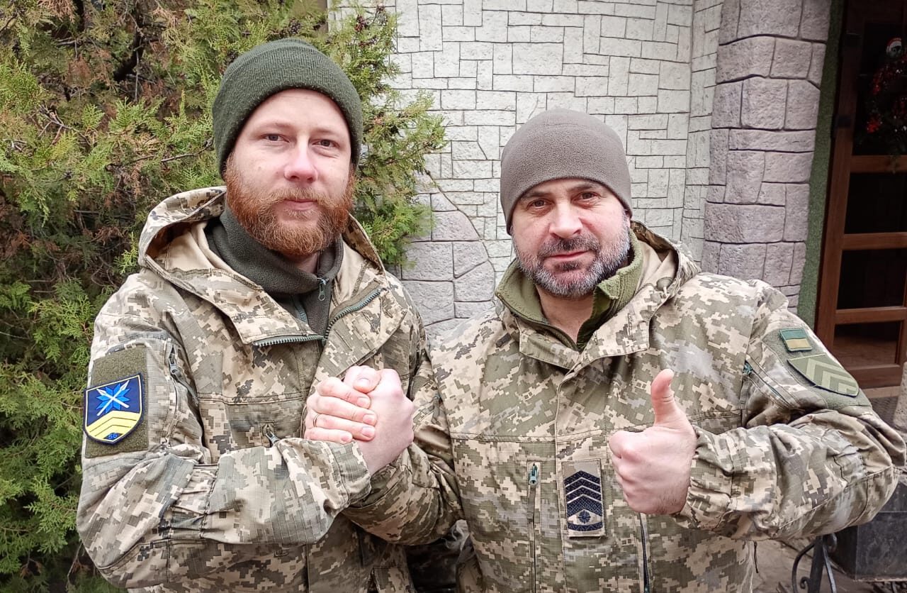 Українські захисники, військовослужбовці, демонструють єдність та бойовий дух.