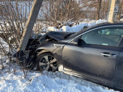 Автомобіль з ухилянтами намагався прорвати кордон, але врізався у стовп  