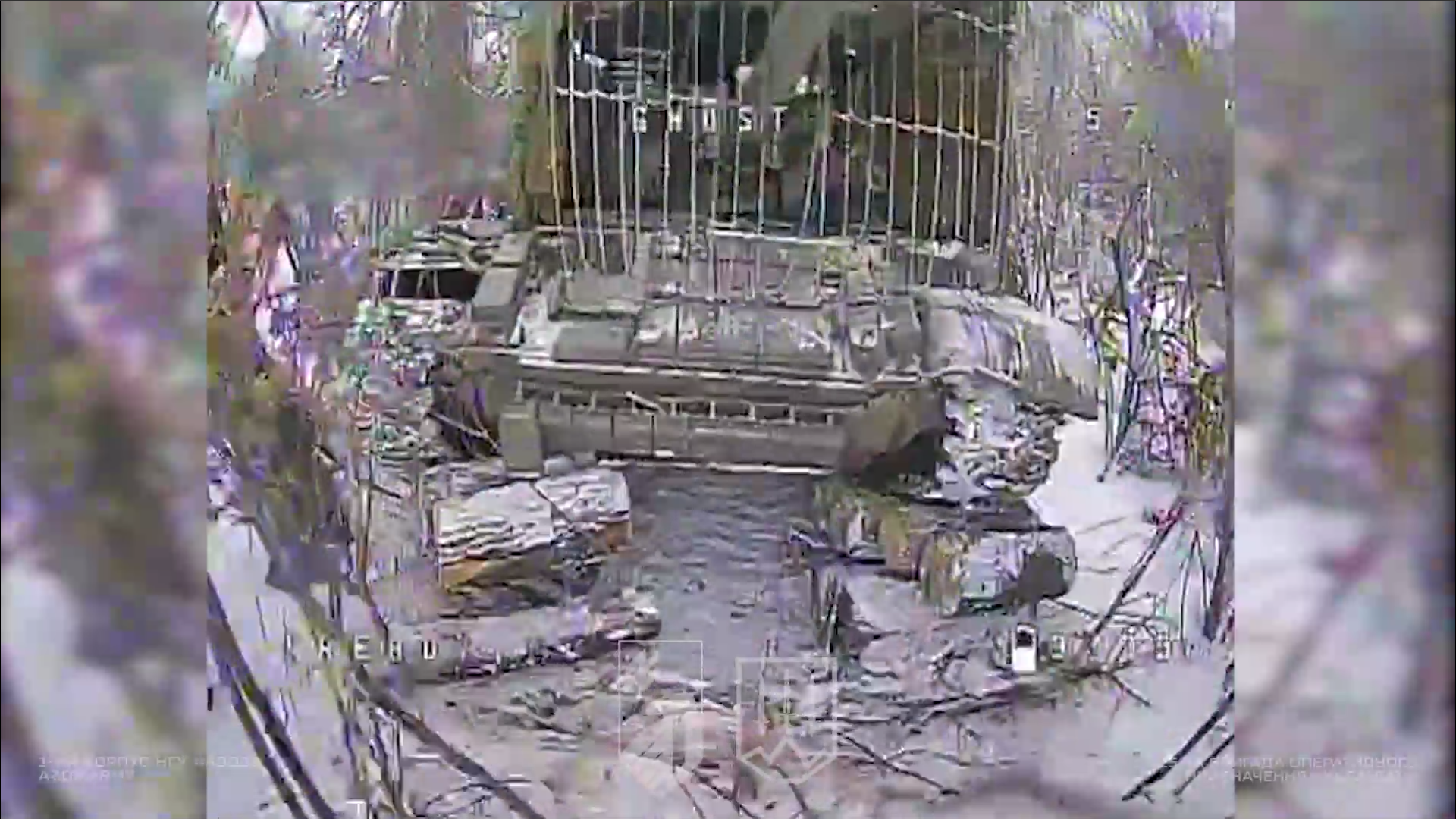 Ворожий танк на постаменті з колод