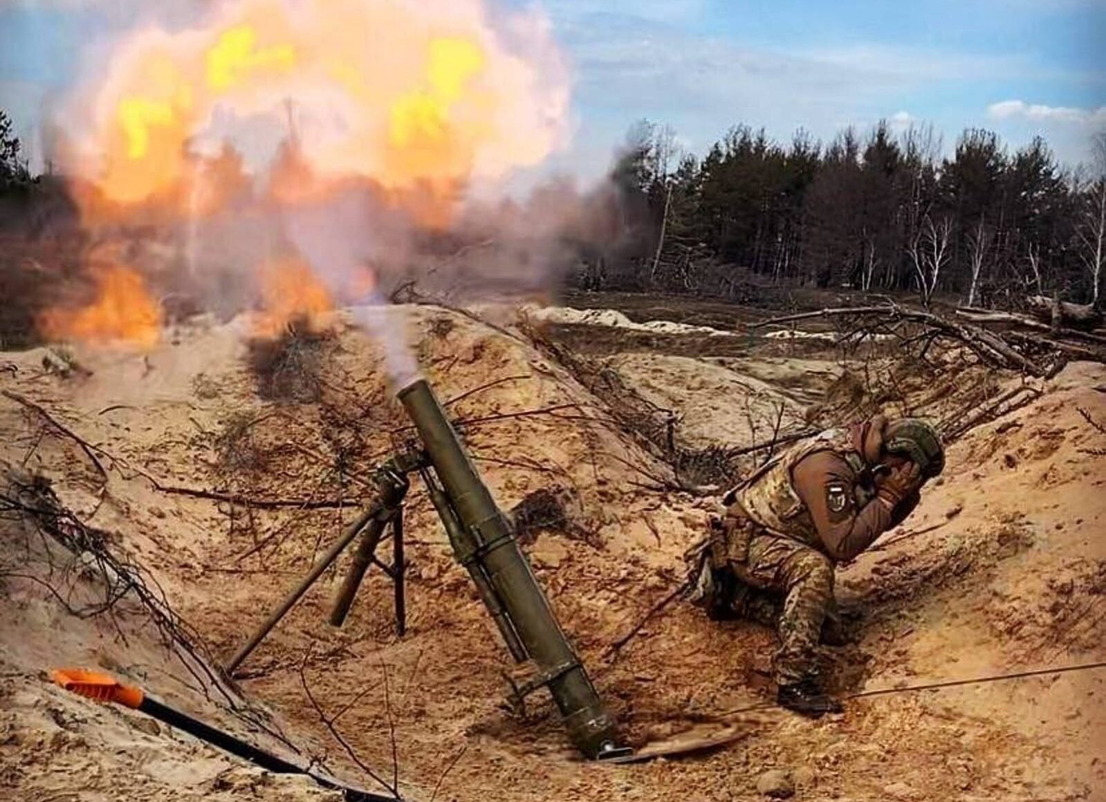 Постріл з міномета. Міна вилітає зі ствола, за нею виривається полум'я.