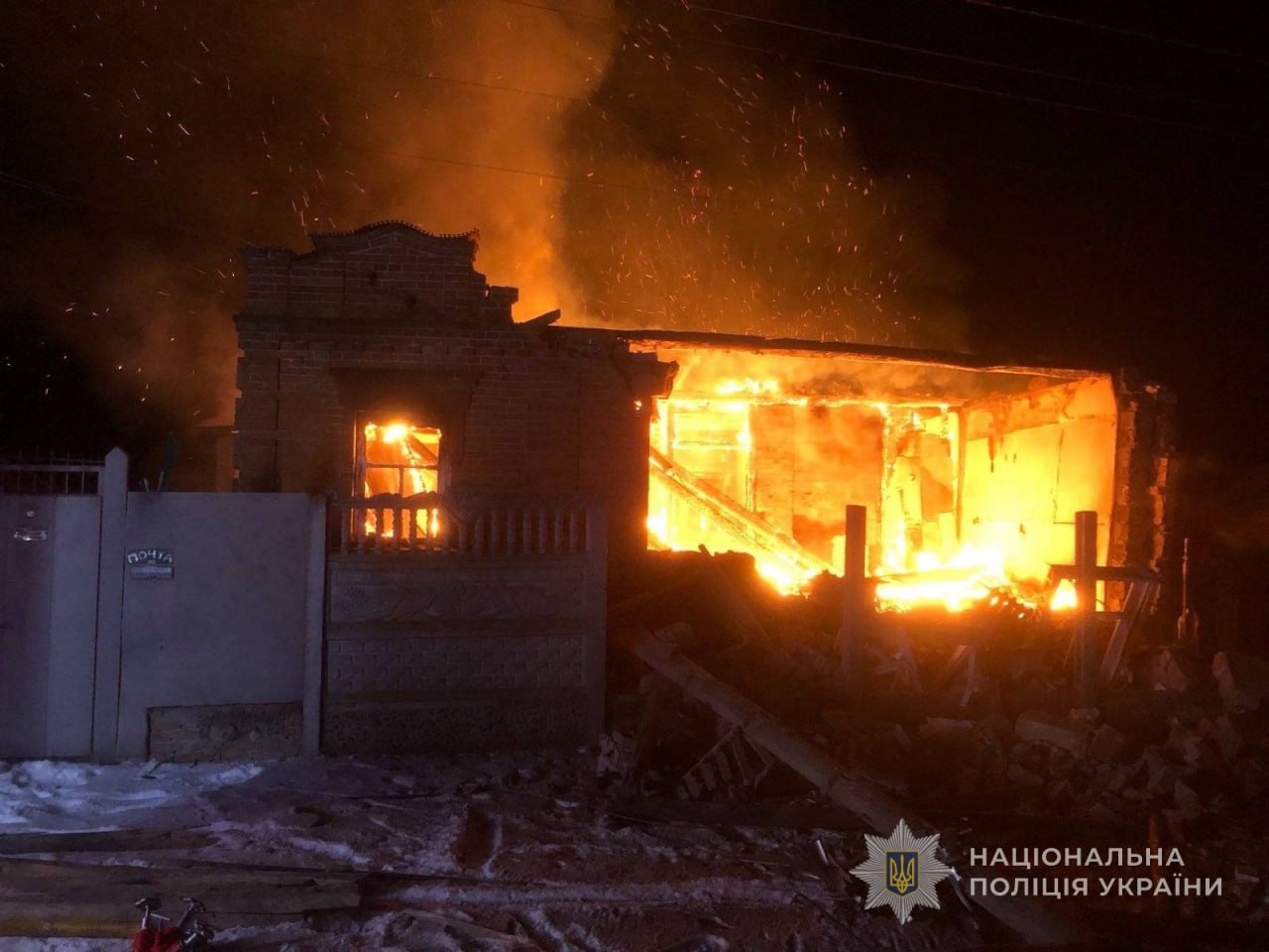 Після російського обстрілу палає будинок