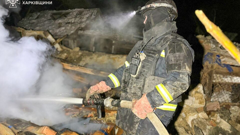 У святкову ніч окупанти завдали ударів по Харківщині, виникли пожежі  