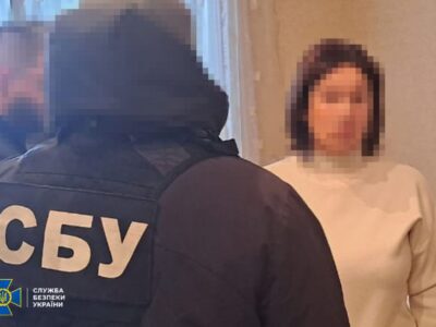 У Києві затримано колаборантку, яка впроваджувала в Макіївці «освітні стандарти» рф  