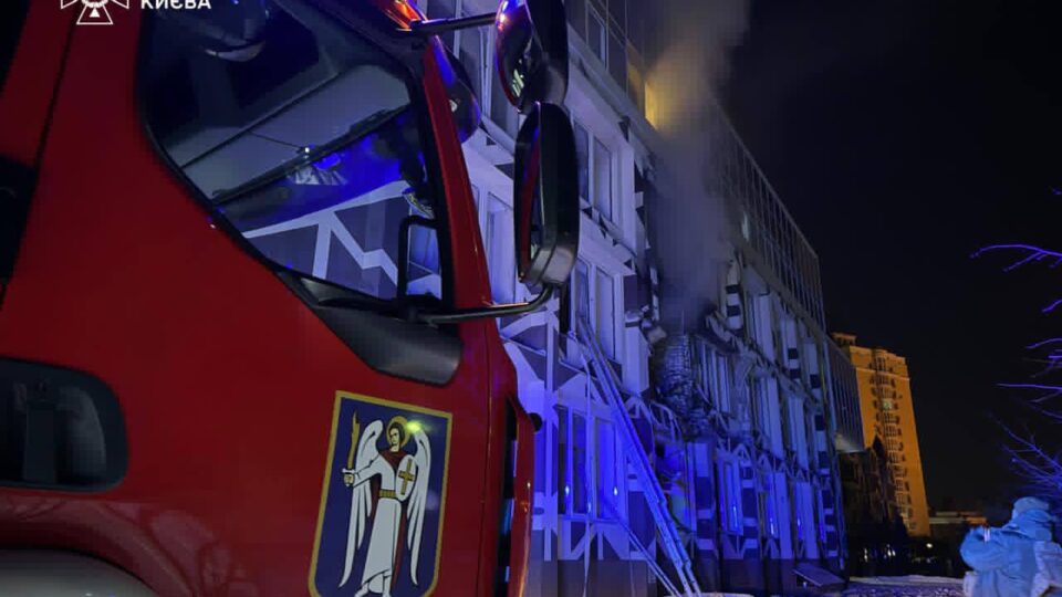 «Вночі російська армія „перемогла“ ще одну лікарню»: Президент відреагував на удар по Києву  