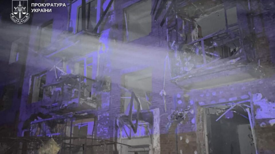 Ворог ударив двома балістичними ракетами по житловому будинку в Кривому Розі  