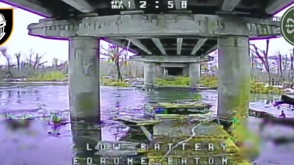 Маскували переправу під руїни мосту — дрони потопили понтон окупантів неподалік Кам’янки  