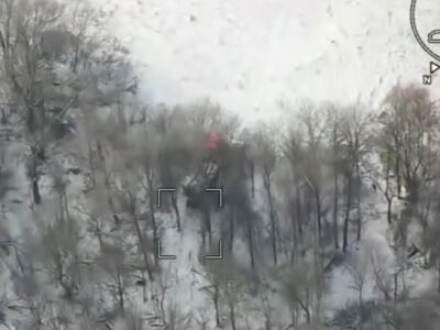 Кинули гармату й розбіглися: FPV-дрон змусив екіпаж ворожої САУ рятуватися втечею  