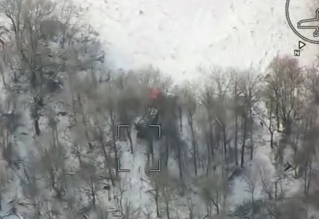 Кинули гармату й розбіглися: FPV-дрон змусив екіпаж ворожої САУ рятуватися втечею  