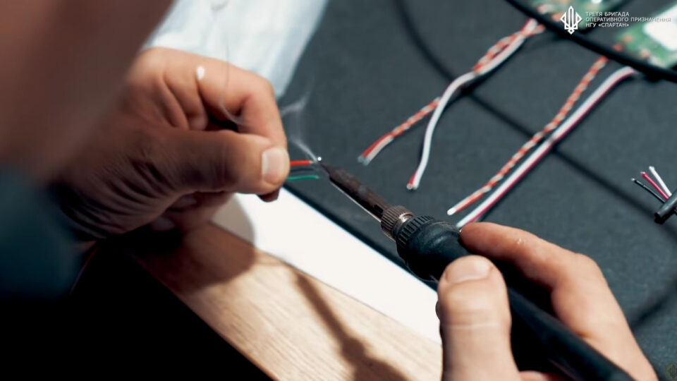 Майстерня FPV батальйону Black Sky бригади «Спартан» за добу обслуговує близько 200 дронів  