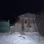 Зображено приватне домоволодіння з пошкодженою огорожею. Частина паркану зламана та лежить на землі. Навколо видно сліди механічного впливу.