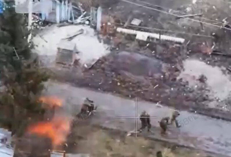 Миттєва карма: окупант вкрав крісло, але його одразу покарав український дрон  