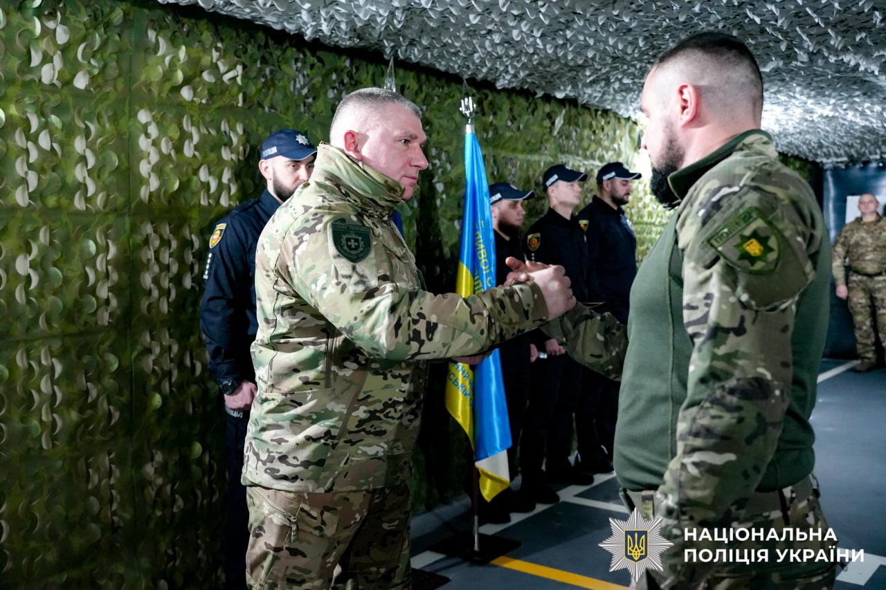 Нагородження українського захисника за службу та виконання бойових завдань