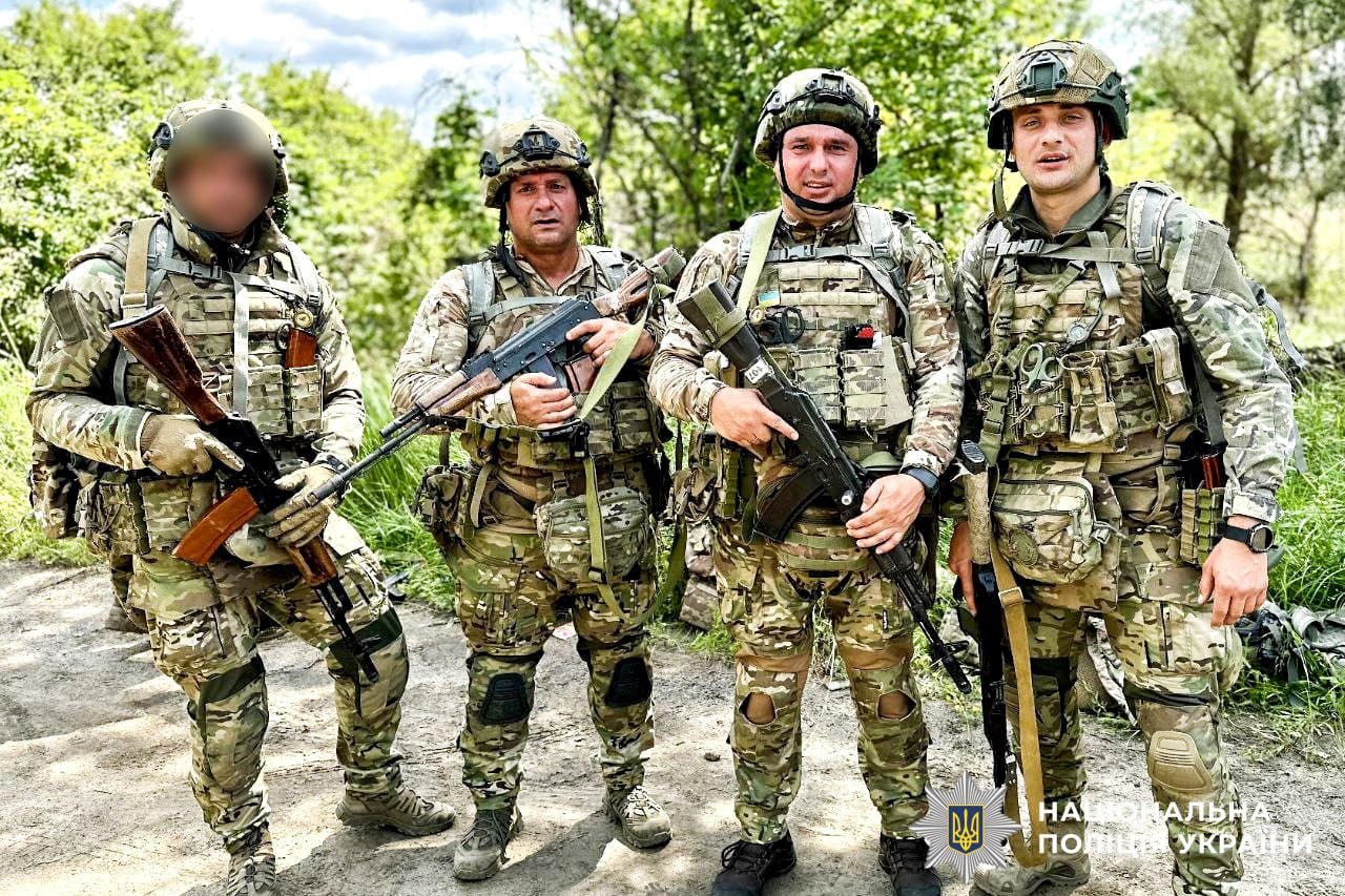 Група українських захисників у повному спорядженні під час виконання бойових завдань