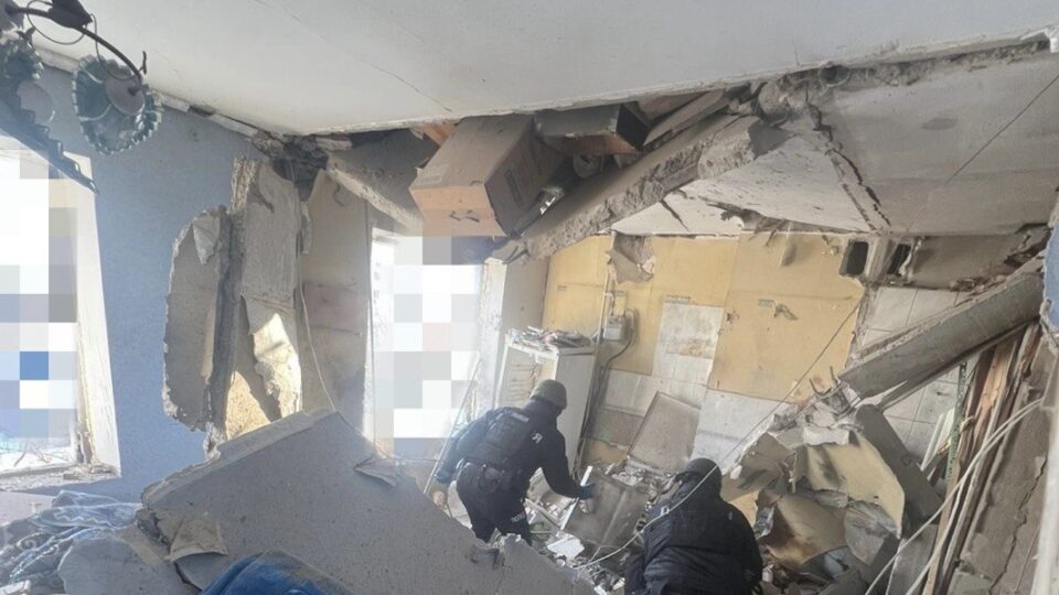 Ворог вдарив по будинку в Херсоні, є загибла  